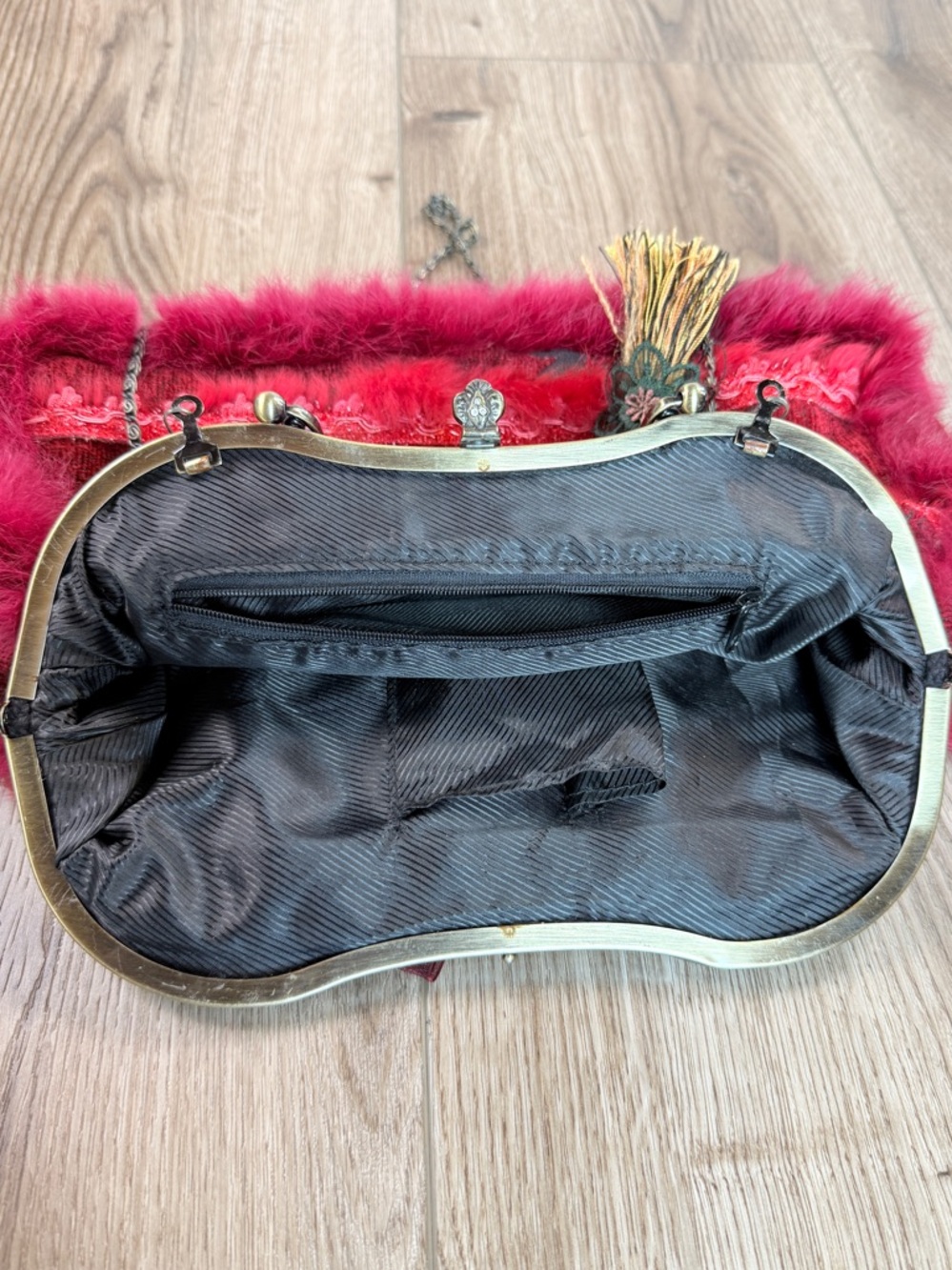 Sassi Cindi faux fur and tapestry handbag/crossbody Deep Red Kiss lock closure - Picture 5 of 10
